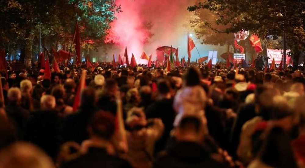 Miratohet ndryshimi i Ligjit per Presidentin, proteste e dhunshme ne Podgorice